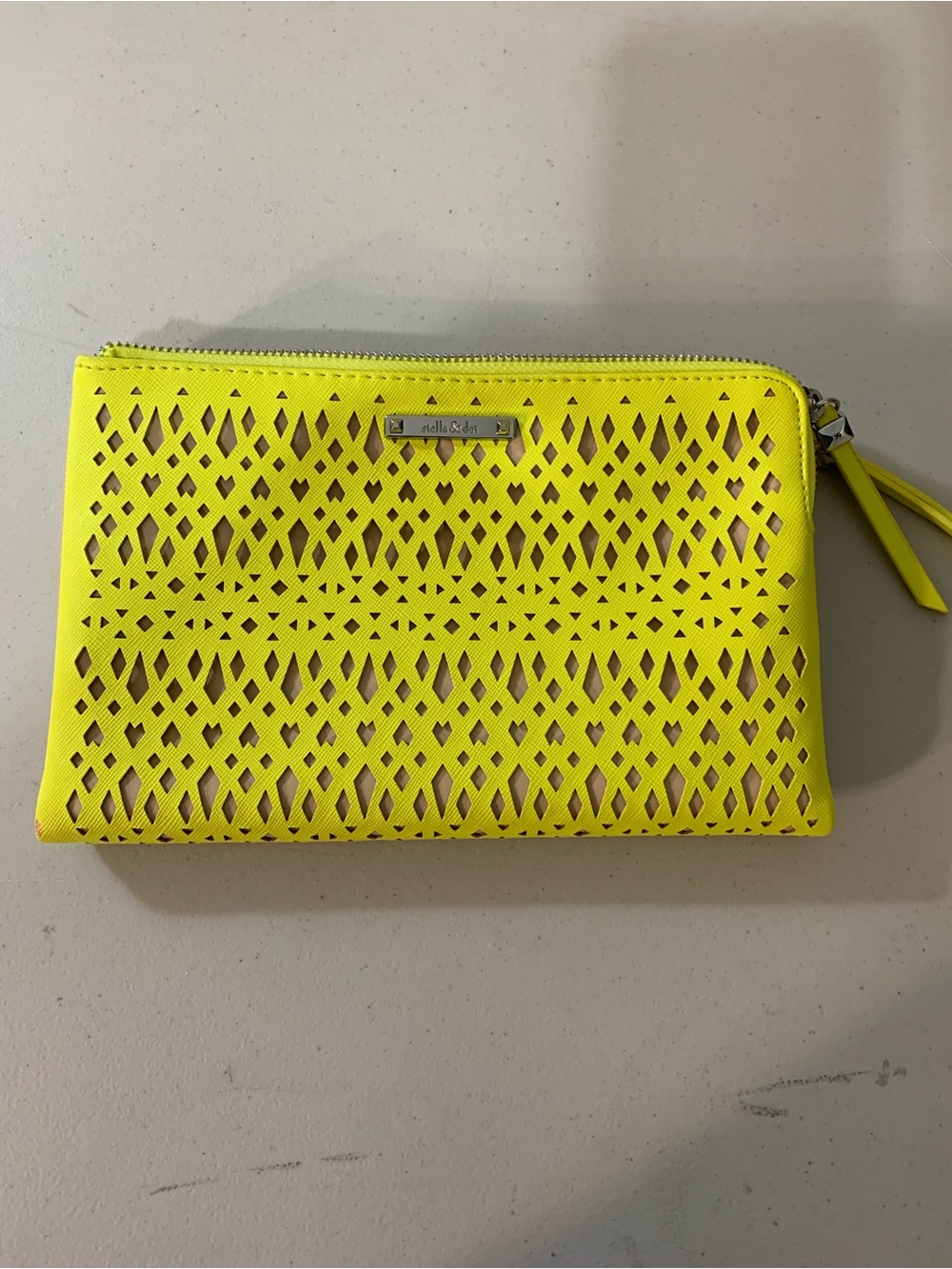 Stella & Dot Neon Yellow Laser-Cut Wristlet Clutch b3/40